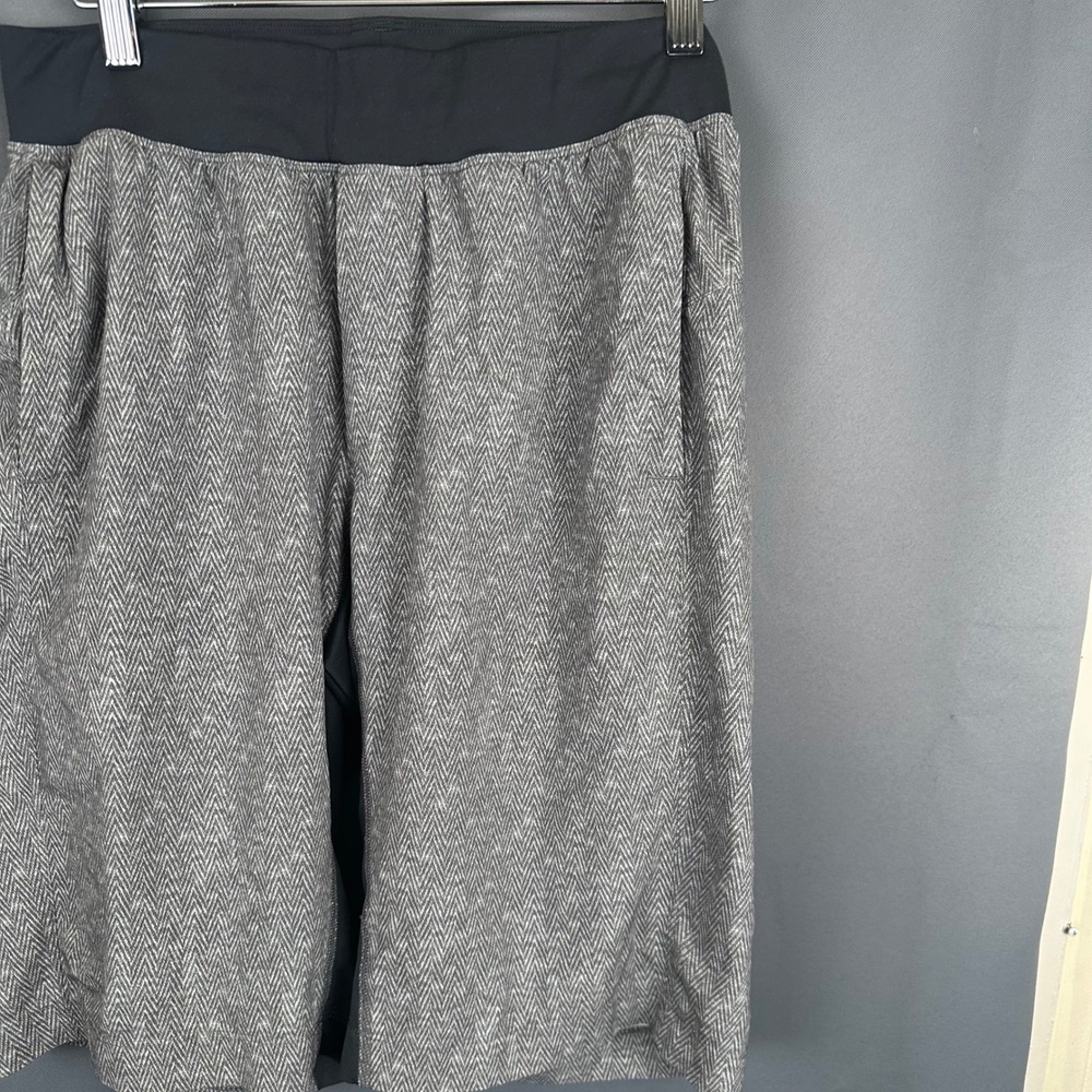 Lululemon Mens Grey Herringbone Athletic Training Shorts Black Waistband - Picture 3 of 9